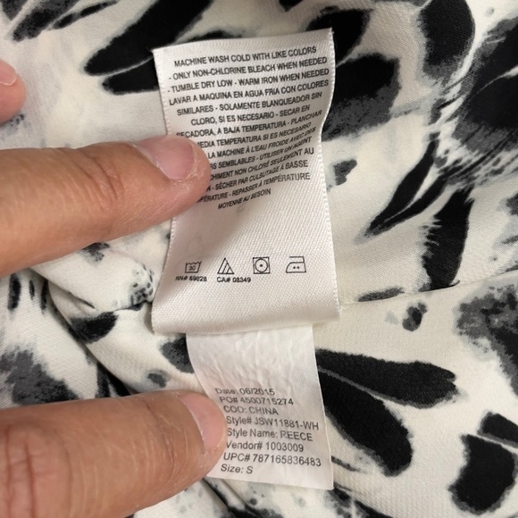 Jessica Simpson black and white feather print flowy short sleeve top size S - Picture 9 of 10